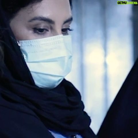 Leila Bolukat Instagram - لطفا ویدیو رو کامل ببینید.،و اینکه باید این ویدیوها پخش بشه که شفاف سازی باشه و به گوش مسئولینی که هیچوقت نمیشنون برسه که بغل گوشمون مناطقی هستن که شرایطشون مناسب نیست و عزیزانی هم که اهدایی داشتن باید ازشون تشکر بشه کلا موسسه ما شفاف کار میکنه منه لیلا بلوکات تو این شرایط بحرانی و خطرناک نیاز به دیده شدن ندارم، خوبه که درک بشه این مطالب، درسته که شرایط این روزها با ویروس منحوس کرونا احاطه شده ولی خانواده هایی هستن که چشمشون بدست ماست که نباید فراموش بشن و موسسه مهر لیلا با تمام سختیهای موجود با رعایت پروتکلهای بهداشتی این امرو فراموش نکرده،سختیهای زندگی اینروزها برای این مناطق و خانواده ها به مراتب بیشتر هم شده و ما باید فراموش نکنیم و حواسمون بهشون باشه چاره ای نیست و به اینجور مناطق امکان فرستادن بسته ها وجود نداره چون بیش از ۵۰۰ نفر متفرق هستن که حتی با حضور تیم ۲۰ نفره بازم امکان نظم وجود نداشت چه برسه به فرستادن که اصلا نمیدونی به اهلش میرسه یا نه،برای همین به حضور فیزیکی نیازه و عزیزانی که در موسسه بدون چشمداشت همکاری میکنن و جونشون تو دستشونه و کنار هم تمام تلاشمونو میکنیم تا به این خانواده ها هم کمکی بشه در شرایط بحران.🙏 فقط قضاوت نکنید لطفا تشکر ویژه از مدیریت محترم امامزاده عینعلی زینعلی جناب دکتر مهدی مزینانی و اعضای هیأت امنای صندوق قرض الحسنه ساجدین بویژه (اقای حسن طالبی مسئول امور اجرایی و پشتیانی صندوق) که برای تهیه بسته ها بسیار زیاد زحمت کشیدن و حاج خانم کندویی برای پخت نذری هر سال من و روابط عمومی صندوق آهنگساز و تنظیم کننده : علی بابایی آواز : شهرام میرجلالی میکس و مسترینگ : ایمان احمدزاده با تشکر از حسین خدارتی و روناک دوستی و رضا جاویدی و قدردان تمام عزیزان همراه و حمایتهاشون هستم.🙏 *اهدایی ۵۰۰ بسته ماسک و مواد ضدعفونی کننده از طرف آقای حمید شریف زاد و آقای حسین اشراقی فرد اهدایی ۵۰۰ کیلو برنج (علاالدین)از طرف حاج اقا حسامی اهدایی ۵۰۰ تا ابمیوه و کیک از طرف رضا جاویدی اهدایی گوسفند آنیتا شایسته اهدایی ۴۰۰ کیلو گوشت گوساله و ۱۱۰ بسته لوازم التحریر و ۱۱۰ بسته حمایتی، صندوق خیریه امامزاده اهدایی عدس محدثه باقری اهدایی اسباب بازی نوشا بلوکات و ادامه تعداد بسته ها هم که برسه به ۵۰۰ تا موسسه مهر لیلا خدا خیر و برکت به همه عزیزان بده یا حق👍 @mehreleila @sandogh_e_sajedin @imalibabaei @imanahmadzadeh @ronak_dousty @hossein_khedarati @rezajavidi.theater @behzadaghtaee @sasankarimi.sk @shahrammirjalali @hamidsharifza