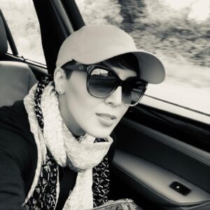 Leila Bolukat Instagram - سلام امیدوارم ایام بکام باشه با این شرایط بهرحال اون دسته آدمهای با انصاف و باشعور که تو خونه نشستن با چیزای مختلفی سرشونو گرم میکنن مثل فیلم دیدن،کتاب خوندن، ورزش کردن،نوشتن،موسیقی کار کردن،آشپزی،زبان خوندن ،خلاصه چیزای مختلف و حتی اینستاگرام و چالشهای مختلف الانم من به درخواست تعدادی از دوستانم به چالش عکس سیاه و سفید دعوت شدم🙈😉 بهر حال سرگرمیه دیدن عکسهای قدیمی، 
با آرزوی دفع سریع ویروس کرونا برای همتون آرزوی سلامتی دارم، متشکر از کادرهای درمانی و ارگانهای مختلفی مثل جمعیت هلال احمر  که مشغول حمایت و مراقبت از مردم هستن، و ممنون از مردم بافرهنگی که خونشون نشستن و سفر نرفتن🙏 
لطفا ورق بزنید
#لیلا_بلوکات #چالش_جدید_عکس_سیاه_سفید #کرونا_ویروس #قرنطینه_خانگی #سفر_نریم #در_خانه_بمانیم