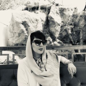 Leila Bolukat Instagram - سلام امیدوارم ایام بکام باشه با این شرایط بهرحال اون دسته آدمهای با انصاف و باشعور که تو خونه نشستن با چیزای مختلفی سرشونو گرم میکنن مثل فیلم دیدن،کتاب خوندن، ورزش کردن،نوشتن،موسیقی کار کردن،آشپزی،زبان خوندن ،خلاصه چیزای مختلف و حتی اینستاگرام و چالشهای مختلف الانم من به درخواست تعدادی از دوستانم به چالش عکس سیاه و سفید دعوت شدم🙈😉 بهر حال سرگرمیه دیدن عکسهای قدیمی، 
با آرزوی دفع سریع ویروس کرونا برای همتون آرزوی سلامتی دارم، متشکر از کادرهای درمانی و ارگانهای مختلفی مثل جمعیت هلال احمر  که مشغول حمایت و مراقبت از مردم هستن، و ممنون از مردم بافرهنگی که خونشون نشستن و سفر نرفتن🙏 
لطفا ورق بزنید
#لیلا_بلوکات #چالش_جدید_عکس_سیاه_سفید #کرونا_ویروس #قرنطینه_خانگی #سفر_نریم #در_خانه_بمانیم