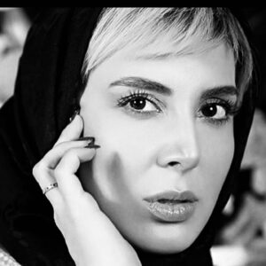 Leila Bolukat Instagram - سلام امیدوارم ایام بکام باشه با این شرایط بهرحال اون دسته آدمهای با انصاف و باشعور که تو خونه نشستن با چیزای مختلفی سرشونو گرم میکنن مثل فیلم دیدن،کتاب خوندن، ورزش کردن،نوشتن،موسیقی کار کردن،آشپزی،زبان خوندن ،خلاصه چیزای مختلف و حتی اینستاگرام و چالشهای مختلف الانم من به درخواست تعدادی از دوستانم به چالش عکس سیاه و سفید دعوت شدم🙈😉 بهر حال سرگرمیه دیدن عکسهای قدیمی، 
با آرزوی دفع سریع ویروس کرونا برای همتون آرزوی سلامتی دارم، متشکر از کادرهای درمانی و ارگانهای مختلفی مثل جمعیت هلال احمر  که مشغول حمایت و مراقبت از مردم هستن، و ممنون از مردم بافرهنگی که خونشون نشستن و سفر نرفتن🙏 
لطفا ورق بزنید
#لیلا_بلوکات #چالش_جدید_عکس_سیاه_سفید #کرونا_ویروس #قرنطینه_خانگی #سفر_نریم #در_خانه_بمانیم