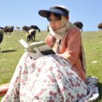 Leila Bolukat Instagram - 🔸 مطالعه مرا در خلوت خود تسلی می‌بخشد. مرا از سنگینی بطالت اندوه‌ بار آزاد می‌کند و در هر زمانی می‌تواند مرا از مصاحبت‌های کسالت‌بار خلاص کند. هر زمان که درد خیلی کُشنده و شدید نباشد، مطالعه چاقوی درد را کُند می‌کند. برای منحرف کردن ذهنم از افکار مأیوس کننده، صرفاً نیاز دارم به کتابها پناه ببرم. #تسلی_بخشی‌های_فلسفه #آلن_دوباتن #لیلا_بلوکات #کتابخوانی #کتاب_بخوانیم #پشت_صحنه #آهوی_من_مارال