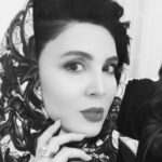 Leila Bolukat Instagram - سلام امیدوارم ایام بکام باشه با این شرایط بهرحال اون دسته آدمهای با انصاف و باشعور که تو خونه نشستن با چیزای مختلفی سرشونو گرم میکنن مثل فیلم دیدن،کتاب خوندن، ورزش کردن،نوشتن،موسیقی کار کردن،آشپزی،زبان خوندن ،خلاصه چیزای مختلف و حتی اینستاگرام و چالشهای مختلف الانم من به درخواست تعدادی از دوستانم به چالش عکس سیاه و سفید دعوت شدم🙈😉 بهر حال سرگرمیه دیدن عکسهای قدیمی، با آرزوی دفع سریع ویروس کرونا برای همتون آرزوی سلامتی دارم، متشکر از کادرهای درمانی و ارگانهای مختلفی مثل جمعیت هلال احمر که مشغول حمایت و مراقبت از مردم هستن، و ممنون از مردم بافرهنگی که خونشون نشستن و سفر نرفتن🙏 لطفا ورق بزنید #لیلا_بلوکات #چالش_جدید_عکس_سیاه_سفید #کرونا_ویروس #قرنطینه_خانگی #سفر_نریم #در_خانه_بمانیم