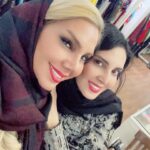 Leila Bolukat Instagram – 🔵 آدم‌های امن،چه کسانی هستند ؟!

🔴 آدم های امن، افرادی هستند كه همه چیز را می‌توانی بهشان بگویی و بدون اینکه قضاوت یا تحقیرت کنند، رازدارت هستند و میتوانی کنارشان احساس بودن کنی …
🔴 اینها تا لباسی تازه تنت ببینند نمی‌پرسند از کدام مغازه خریدی؟ مارکش چیه؟ چند خریدی؟
می‌گویند: چقدر قشنگه، بهت می‌آید، من عاشق این جنس ژاکتم.

🔴از سفر که برگردی
نمی‌پرسند با کی و چرا رفتی؟ اسم هتلش؟ چه‌قدر هزینه شد؟
می‌گویند :خوش گذشت؟ سرحال شدی؟

🔴 دانشگاه قبول شوی،
نمی‌پرسند شهریه‌اش چه قدره؟ وای چقدر دوره!
می‌گویند چه رشته‌ای به سلامتی؟ این رشته بازار کار خوبی دارد، اگر تلاش کنی.
🔴 مشغول کاری تازه‌ شوی،
نمی‌پرسند حقوقت چه قدره؟ اسم شرکتش چیه؟ جایش کجاست؟
می‌گویند شغلت را دوست داری؟ صاحبکارت یا همکارهایت آدم‌های خوبی هستند؟ این‌جور شغل‌ها جای پیشرفت دارد …

🔵آدم های امنی باشیم
ممنونم از شماها بابت امنیتی که ایجاد میکنید.☘️🪴💐🧿

پ.ن:محدود عزیزانی دیگری هستند که محدودیت عکس ده عدد،اجازه ثبت نداد دفعات بعدی معرفی میکنم🙈🙏
#لیلا_بلوکات #احساس_امنیت#رفیقان_را_درون_جان_نگهدار_که_آنها_پر_بها_تر_از_جهانند
