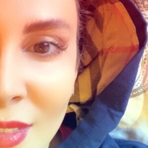 Leila Bolukat Instagram - ‏یکی از نتایج ملاقات شمس با مولانا آن بود که فهمید تنها اصل ثابت جهان، بی‌ثباتی است. 
فقط بی‌ثباتی است که ثبات دارد 
و ما مدام در حال نقض این مهم‌ترین قانون جهان هستیم.

مدام می‌خواهیم قرار و ثبات را حفظ  کنیم در حالی‌که اصل جهان بر بی‌ثباتی و تغییر است!

اریک فروم
برگرفته از کتاب داشتن یا بودن
#لیلا_بلوکات #روزهای_خوب_خواهند_آمد #روزهای_قرنطینه #کرونا