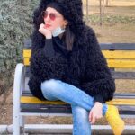 Leila Bolukat Instagram - من شیفته انسان‌هایی هستم که تنهایی‌شان را شناخته‌اند، با او حرف زده‌اند، چای خورده‌اند، در آغوشش گرفته‌ و همچون گنجی گرانبها از آن مراقبت کرده و می‌کنند. آنها انسان‌هایی رشد یافته‌اند که در آن‌ سوی وابستگی یعنی استقلال ایستاده‌اند و اگر روزی به کسی اجازه ورود به حریم تنهایی‌شان را بدهند، به این دلیل است که او را همچون تنهاییِ خود ارزشمند یافته‌اند و این بدان معناست که او نیز انسان رشد یافتهٔ دیگریست. عباس ناظری #لیلا_بلوکات #تنهابودن_نقص_نيست