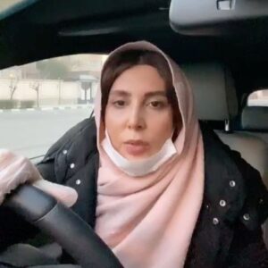 Leila Bolukat Instagram - سلام
در این روز های سخت و با شیوع ویروس کرونا، به یاد کتاب ( طاعون ) آلبر
کامو افتادم.
روایتی که بی شباهت به احوال این روز های ما نیست.
همانگونه که در آغاز داستان طاعون، هر کس به فکر نجات خود بود و نوعی
آشفتگی بر شهر طاعونزده حکم فرما گشته بود، بسیاری نیز در برابر کرونا
همین روش را در پیش گرفته اند و از فرار و احتکار و سود جویی هیچگونه
دریغی نمی کنند.
در این میان مروجان مذهبی نیز چون کشیش داستان، ( پانلو ) دست به دامان
نیرو های غیبی شده اند و سعی دارند با دعا و توبه، سرزمینمان را از این
عذاب الهی نجات دهند.
در حالی که به قول کامو: «یگانه راه مبارزه با طاعون شرافت است.»
و تنها با همبستگی و ایستادگیست که می توان در برابر این مصیبت پیروز شد.
مسئله و درد ما مشترک است و تمام ما از ترسی مشترک آکنده ایم، ترس طبیعی
ترین رفتاریست که انسان می تواند در برابر ناشناخته ها از خود نشان دهد.
موضوع مهم این است که نگذاریم این ترس و وحشت حافظه ی انسانی و اجتماعی
ما را پاک کند.
تنها به فکر خود و خانواده ی خود نباشیم.
 به قول ( رامبر ) یکی از شخصیت های داستان طاعون: «وقتی که آدم تنها
خودش خوشبخت باشد خجالت دارد.»
آنهم در روز هایی این چنین سخت، آن هم در روز هایی که جز خودمان کسی
کمکمان نخواهد کرد.
هیچکس جز خود ما...
#لیلا_بلوکات#کرونا_ویروس #مبارزه_با_کرونا #کرونا_را_شکست_می_دهیم #رعایت_نکات_بهداشتی