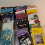 Leila Bolukat Instagram - 🔸 مطالعه مرا در خلوت خود تسلی می‌بخشد. مرا از سنگینی بطالت اندوه‌ بار آزاد می‌کند و در هر زمانی می‌تواند مرا از مصاحبت‌های کسالت‌بار خلاص کند. هر زمان که درد خیلی کُشنده و شدید نباشد، مطالعه چاقوی درد را کُند می‌کند. برای منحرف کردن ذهنم از افکار مأیوس کننده، صرفاً نیاز دارم به کتابها پناه ببرم. @karaketab #لیلا_بلوکات #تسلی_بخشی‌های_فلسفه #آلن_دوباتن#کتاب #کتاب_خوب