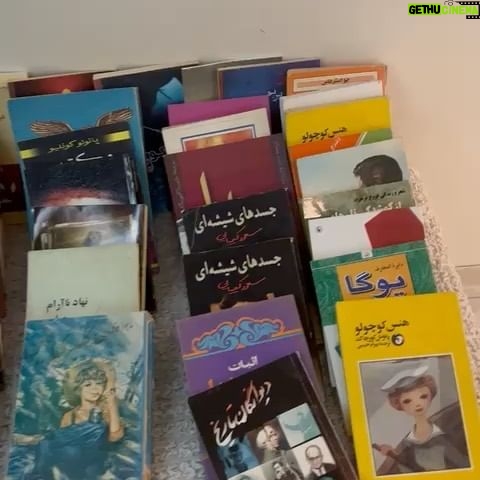 Leila Bolukat Instagram - 🔸 مطالعه مرا در خلوت خود تسلی میبخشد. مرا از سنگینی بطالت اندوه بار آزاد میکند و در هر زمانی میتواند مرا از مصاحبتهای کسالتبار خلاص کند. هر زمان که درد خیلی کُشنده و شدید نباشد، مطالعه چاقوی درد را کُند میکند. برای منحرف کردن ذهنم از افکار مأیوس کننده، صرفاً نیاز دارم به کتابها پناه ببرم. @karaketab #لیلا_بلوکات #تسلی_بخشیهای_فلسفه #آلن_دوباتن#کتاب #کتاب_خوب