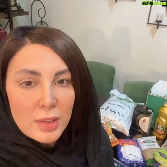 Leila Bolukat Instagram - با سلام و احترام به همراهان عزیز مهر لیلا در روزهای پایانی سال طبق روال هرساله بسته های ارزاق برای خانواده های تحت پوشش موسسه تهیه شد. بسته های مربوط به شهرستان ها (زابل،مشهد،یاسوج،کرمانشاه ، خرم اباد ، بندر عباس ، تبریز ، ارومیه ، بجنورد ، تربت جام ، اصفهان ، و...) ارسال شده و بسته های تهران و شهرستان های استان تهران طی دو روز آینده به دست مددجویان عزیز خواهد رسید. رسالت ما در موسسه خیریه مهر لیلا خدمات رسانی به کودکان بیمار زیر ۱۸ سال و مادران سرپرست خانوار است و تهیه بسته های ارزاق هرساله در مقاطع زمانی مشخص با توجه به میزان همراهی خیرین و نیکوکاران عزیز برای خانواده های تحت پوشش، انجام میگیرد. امسال نیز همانند سال گذشته با کمک مجموعه بهشت امام رضا(ع) و مساعدت جناب آقای یوسف اصلانی برای تعدادی از کودکان تحت پوشش خیریه لباس تهیه شد. با تشکر از همه دوستان نازنینی که در این مسیر همراه ما هستند. _جناب آقای احسان علیخانی _جناب آقای فرح بخش _جناب آقای یوسف اصلانی _جناب آقای دکتر تابش _سرکار خانم مونا محمودی _ جناب آقای امین خدام _ جناب اقای دکتر امیر نجاتی مهرتان مستدام 💚 #مهرلیلا #لیلا_بلوکات #خیریه #احسان_علیخانی #نیکوکار #کمک_رسانی #عید #سال_نو #اسفند_ماه