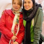 Leila Bolukat Instagram – 🔵 آدم‌های امن،چه کسانی هستند ؟!

🔴 آدم های امن، افرادی هستند كه همه چیز را می‌توانی بهشان بگویی و بدون اینکه قضاوت یا تحقیرت کنند، رازدارت هستند و میتوانی کنارشان احساس بودن کنی …
🔴 اینها تا لباسی تازه تنت ببینند نمی‌پرسند از کدام مغازه خریدی؟ مارکش چیه؟ چند خریدی؟
می‌گویند: چقدر قشنگه، بهت می‌آید، من عاشق این جنس ژاکتم.

🔴از سفر که برگردی
نمی‌پرسند با کی و چرا رفتی؟ اسم هتلش؟ چه‌قدر هزینه شد؟
می‌گویند :خوش گذشت؟ سرحال شدی؟

🔴 دانشگاه قبول شوی،
نمی‌پرسند شهریه‌اش چه قدره؟ وای چقدر دوره!
می‌گویند چه رشته‌ای به سلامتی؟ این رشته بازار کار خوبی دارد، اگر تلاش کنی.
🔴 مشغول کاری تازه‌ شوی،
نمی‌پرسند حقوقت چه قدره؟ اسم شرکتش چیه؟ جایش کجاست؟
می‌گویند شغلت را دوست داری؟ صاحبکارت یا همکارهایت آدم‌های خوبی هستند؟ این‌جور شغل‌ها جای پیشرفت دارد …

🔵آدم های امنی باشیم
ممنونم از شماها بابت امنیتی که ایجاد میکنید.☘️🪴💐🧿

پ.ن:محدود عزیزانی دیگری هستند که محدودیت عکس ده عدد،اجازه ثبت نداد دفعات بعدی معرفی میکنم🙈🙏
#لیلا_بلوکات #احساس_امنیت#رفیقان_را_درون_جان_نگهدار_که_آنها_پر_بها_تر_از_جهانند