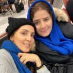 Leila Bolukat Instagram – مادرهای ما از نسل مادرهایی هستند که تخت دونفره نداشتن اما شب سرشون رو با شریک زندگیشون ،روی یک متکا میذاشتن….عاشقانه هاشون رو جااااار نمیزدن …..مادرهای ما از نسل مادرهایی هستند  که به  قناعت وقانع بودن افتخار میکردند …….مادرهای ما یک میز پر از عطر ولاک و سرخاب وماتیک نداشتن اما بعد از حمام لپهاشون گل می انداخت و لباسهاشون بوی عطرِحنا و گلاب میداد ………..مادرهای ما با کم وزیادِ زندگی ساختن و دَم نزدن …صبور بودن…
کیک تولدو کادو ولنتاین وسالگرد ازدواج نداشتن اما خنده هاشون عمیق واز ته دل بود …….
مادرهای ما هود و ماکروفرو ظرفشویی نداشتن اما خونه هاشون همیشه بوی تمیزی میداد …..عطر ِغذاشون تا سر کوچه میومد …..سبزی و نون تازشون همیشه تو سفره بود …..شیشه های ترشیشون روی طاقچه چیده بود ….
نگران مانیکور پدیکور ناخنهاشون نبودند با دستهاشون کتلت درست میکردند اونقدر خوشمزه که انگشتامون رو هم باهاش میخوردیم ……
مادرهای ما واقعی بودند ……
زنده هاشون موندگار
 و رفته هاشون بهشتی 
به افتخار تمام مادرا❤🌸❤🌸❤🌸روز زن و روز مادر بر همه ما مبارک.
پ.ن:آلبومی در کنار مادر جان 🥰
#لیلا_بلوکات #مادرم_دوستت_دارم #روز_عشق #مادرانه_دخترانه