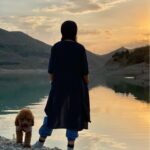 Leila Bolukat Instagram - ‎میان ماندن و نماندن ‎فاصله تنها یک حرف ساده بود ‎از قول من ‎به بارانِ بی امان بگو: ‎دل اگر دل باشد ‎آب از آسیاب علاقه اش نمی اُفتد... ‎یه مرحله از زندگی هم وجود داره که بهش میگن "بی تفاوتی ناشی از صبر بیش از حد" که دیگه مثل گذشته برای نبودن ها بی قراری نمیکنی و قبول کردی کاری از دستت برنمیاد. ‎و در آخر اون چه یاد گرفتم این بود که چجوری به تنهایی قوی باشم 🌱 #لیلا_بلوکات #روزگاری_که_میگذرد #مهربانی_زیباست #طبیعت_ایران #تنهایی_قویترت_میکند