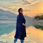 Leila Bolukat Instagram - ‎میان ماندن و نماندن ‎فاصله تنها یک حرف ساده بود ‎از قول من ‎به بارانِ بی امان بگو: ‎دل اگر دل باشد ‎آب از آسیاب علاقه اش نمی اُفتد... ‎یه مرحله از زندگی هم وجود داره که بهش میگن "بی تفاوتی ناشی از صبر بیش از حد" که دیگه مثل گذشته برای نبودن ها بی قراری نمیکنی و قبول کردی کاری از دستت برنمیاد. ‎و در آخر اون چه یاد گرفتم این بود که چجوری به تنهایی قوی باشم 🌱 #لیلا_بلوکات #روزگاری_که_میگذرد #مهربانی_زیباست #طبیعت_ایران #تنهایی_قویترت_میکند