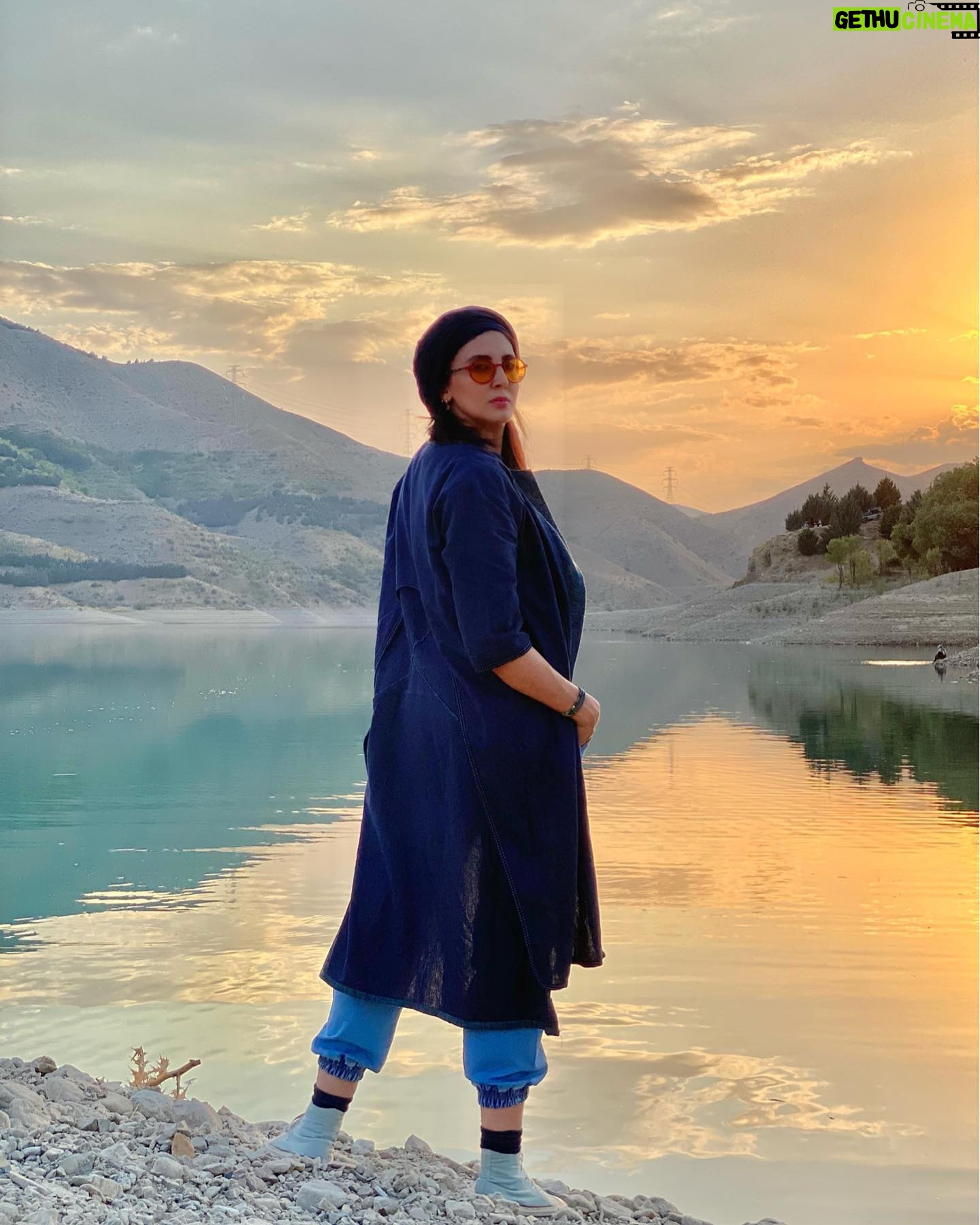 Leila Bolukat Instagram - میان ماندن و نماندن فاصله تنها یک حرف ساده بود از قول من به بارانِ بی امان بگو: دل اگر دل باشد آب از آسیاب علاقه اش نمی اُفتد... یه مرحله از زندگی هم وجود داره که بهش میگن "بی تفاوتی ناشی از صبر بیش از حد" که دیگه مثل گذشته برای نبودن ها بی قراری نمیکنی و قبول کردی کاری از دستت برنمیاد. و در آخر اون چه یاد گرفتم این بود که چجوری به تنهایی قوی باشم 🌱 #لیلا_بلوکات #روزگاری_که_میگذرد #مهربانی_زیباست #طبیعت_ایران #تنهایی_قویترت_میکند