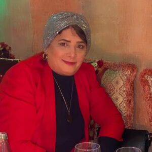 Leila Bolukat Instagram - مادرهای ما از نسل مادرهایی هستند که تخت دونفره نداشتن اما شب سرشون رو با شریک زندگیشون ،روی یک متکا میذاشتن....عاشقانه هاشون رو جااااار نمیزدن .....مادرهای ما از نسل مادرهایی هستند  که به  قناعت وقانع بودن افتخار میکردند .......مادرهای ما یک میز پر از عطر ولاک و سرخاب وماتیک نداشتن اما بعد از حمام لپهاشون گل می انداخت و لباسهاشون بوی عطرِحنا و گلاب میداد ...........مادرهای ما با کم وزیادِ زندگی ساختن و دَم نزدن ...صبور بودن...
کیک تولدو کادو ولنتاین وسالگرد ازدواج نداشتن اما خنده هاشون عمیق واز ته دل بود .......
مادرهای ما هود و ماکروفرو ظرفشویی نداشتن اما خونه هاشون همیشه بوی تمیزی میداد .....عطر ِغذاشون تا سر کوچه میومد .....سبزی و نون تازشون همیشه تو سفره بود .....شیشه های ترشیشون روی طاقچه چیده بود ....
نگران مانیکور پدیکور ناخنهاشون نبودند با دستهاشون کتلت درست میکردند اونقدر خوشمزه که انگشتامون رو هم باهاش میخوردیم ......
مادرهای ما واقعی بودند ......
زنده هاشون موندگار
 و رفته هاشون بهشتی 
به افتخار تمام مادرا❤🌸❤🌸❤🌸روز زن و روز مادر بر همه ما مبارک.
پ.ن:آلبومی در کنار مادر جان 🥰
#لیلا_بلوکات #مادرم_دوستت_دارم #روز_عشق #مادرانه_دخترانه