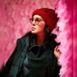 Leila Bolukat Instagram - قبل تر طاقت نداشتم ببینم یکی ازم ناراحته و هی شروع میکردم به توضیح دادن! من اشتباهی نکرده بودم اما توضیح میدادم که کدورتی نباشه، سوتفاهی نباشه! بعد ها فهمیدم هر چقدر بیشتر توضیح بدی اوضاع بهتر که نمیشه هیچ؛ خراب ترام میشه! میدونی چرا؟ چون توضیح دادن اضافی نشونه ضعفه! چرا که تلاش اضافیه ی برای راضی نگه داشتن بقیه.. کسی که بهت باور نداشته باشه حتی با شنیدن منطقی ترین توضیحات بازهم اونارو نمیپذیره! و اونی که قلبا بهت باور داره اصلا نیازی به توضیح نداره!پس تا جایی که نیاز بود توضیح بده واگرنه تو مسئول کَج فهمی دیگران نیستی.. @mrkhanmirzaei #لیلا_بلوکات #زندگی_درد_قشنگیست_که_جریان_دارد #ادمها_همیشه_قضاوت_میکنن#آدمها_ماندنی_نیستند #زندگی_کن_آنطور_که_خودت_میخواهی