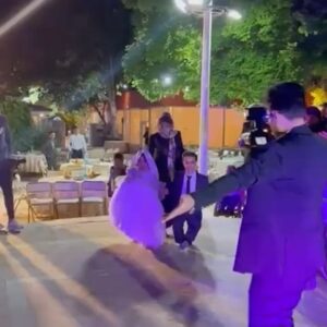 Leila Bolukat Instagram - سلام و عرض ادب هفته پیش عروسی مهرداد و مریم در مشهد مقدس بود و این پست و فقط جهت تشکر از عزیزانی گذاشتم که برای برگزاری این مراسم کمک و همت کردند و اصولا موسسه مهر لیلا همیشه شفاف سازی کرده و میکنه اینو از قبل گفتم که پیش داوری نکنید و قضاوت نکنید و زمانی که دوستانم حامی و همراه هستن باید قدردانی بشه ازشون، تا لطفشون مستدام باشه .سپاسگزارم از همتون 🙏🙏🙏🙏🙏 در ضمن قسمت خانمها جدا بود که دیگه تصویر نزاشتم امکانش نبود 🙈😉 جناب آقای سردار آزمون ممنونم که بی ادعا و ادا از یک کشور دیگه همراهی کردی ما رو بهترینها پیش روتون و همینطور خانم آرزو تهرانی راد ،آقای امید تهرانی راد ،خانم نگار بهرامی ،خانم مرجان مقدم ،آقای امیر عباس راد ‌،استودیو ادنا فیلم باغ تالار گلوریا واقع در مشهد مقدس و امید آصفی لطفتون مستدام 👍👍👍 پ.ن: هزینه شام _موسیقی و دیجی_مجری_ماشین عروس و گل آرایی_میکاپ و تخفیف در هزینه تالار به لطف این عزیزانم بوده برای برگزاری یک مراسم عالی و آبرومند برای مریم و مهرداد که امیدوارم تا اخر عمر کنار هم خوشبخت و شاد باشن سال قبل و همینطور دو سال قبل هم مراسم عروسی چند زوج دیگه هم برگزار کردیم در مشهد مقدس 💪☘️ #لیلا_بلوکات #خیریه_مهر_لیلا #سردار_آزمون #دست_من_تو_قصری_میسازد_از_جنس_امید