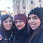 Leila Bolukat Instagram – مادرهای ما از نسل مادرهایی هستند که تخت دونفره نداشتن اما شب سرشون رو با شریک زندگیشون ،روی یک متکا میذاشتن….عاشقانه هاشون رو جااااار نمیزدن …..مادرهای ما از نسل مادرهایی هستند  که به  قناعت وقانع بودن افتخار میکردند …….مادرهای ما یک میز پر از عطر ولاک و سرخاب وماتیک نداشتن اما بعد از حمام لپهاشون گل می انداخت و لباسهاشون بوی عطرِحنا و گلاب میداد ………..مادرهای ما با کم وزیادِ زندگی ساختن و دَم نزدن …صبور بودن…
کیک تولدو کادو ولنتاین وسالگرد ازدواج نداشتن اما خنده هاشون عمیق واز ته دل بود …….
مادرهای ما هود و ماکروفرو ظرفشویی نداشتن اما خونه هاشون همیشه بوی تمیزی میداد …..عطر ِغذاشون تا سر کوچه میومد …..سبزی و نون تازشون همیشه تو سفره بود …..شیشه های ترشیشون روی طاقچه چیده بود ….
نگران مانیکور پدیکور ناخنهاشون نبودند با دستهاشون کتلت درست میکردند اونقدر خوشمزه که انگشتامون رو هم باهاش میخوردیم ……
مادرهای ما واقعی بودند ……
زنده هاشون موندگار
 و رفته هاشون بهشتی 
به افتخار تمام مادرا❤🌸❤🌸❤🌸روز زن و روز مادر بر همه ما مبارک.
پ.ن:آلبومی در کنار مادر جان 🥰
#لیلا_بلوکات #مادرم_دوستت_دارم #روز_عشق #مادرانه_دخترانه