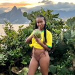 Lellê Instagram – Hoje eu acordei naquele lugar de paz e gratidão por ter meu RJ como minha cidade Natal. 

É uma benção ser carioca porque no meio do caos a cidade me acolhe com lugares incríveis, uma cultura tão versátil e grandiosa. A mistura mais elegante do mundo. 

O Rio tem seu jeitinho de alegrar e receber as pessoas de qualquer lugar que seja. Lembrando que até o sol tem um jeito único para os cariocas. 

Tive a sorte de ir a outros países e ainda sentir saudades do meu feijão com arroz.

É tão bom ter orgulho do meu jeitinho, da minha bronca, das minhas gírias e do meu gingado do balanço ao negócio. 

Te amo Rio de Janeiro, 
Pra sempre sua carioquinha ☀️