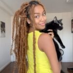 Lellê Instagram – Hoje minha filha veio gravar comigo! 🐈‍⬛
E vocês? Peguem suas filhas e gravem com elas.
Aliás, já ouviram #OiFilha hoje? 💅🏾