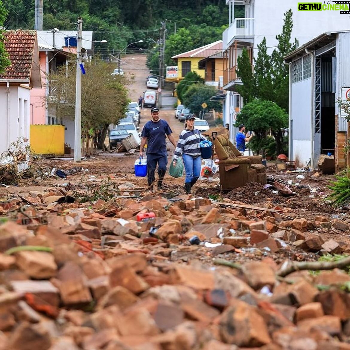 Lellê Instagram - O RS segue precisando de ajuda, seja com doação de pix, de roupa, água ou com a divulgação pra continuarmos atingindo o maior número possível de pessoas, nas fotos tem mais informações. Vamos orar e pedir a Deus para que não chova nos próximos dias, vamos entrar nessa corrente e estar inteiros nessa, cada um do seu jeito 🙏🏾