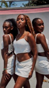 Lellê Instagram - Sexta-feira de branquinho né? 🤍 Chegou a hora de vocês soltarem o ponto 2.0 junto comigo. A coreografia de Oi Filha chegou e quero ver todo mundo fazendo também, então bora! 💅🏾 Coreo: @94tago #OiFilha #SoltaOPonto #DanceVideo