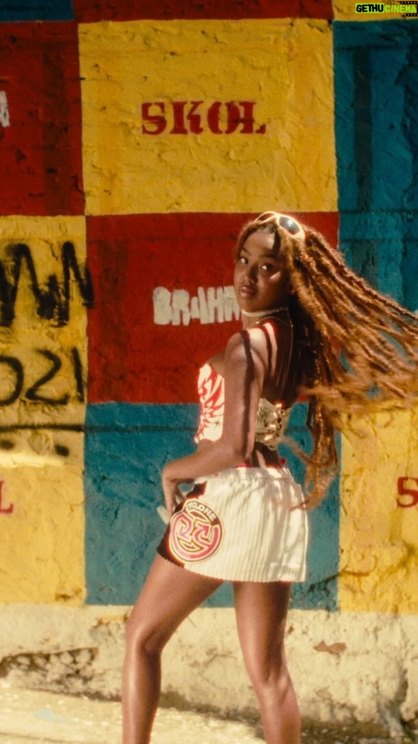 Lellê Instagram - OI FILHA! O momento que vocês tanto queriam, chegou! Finalmente estou de volta!!! E mais pronta do que nunca! Tá chegando o dia de vocês conhecerem minha música nova. Estão preparados? 💅🏾 1.11 - Oi Filha 00h - música em todas as plataformas 12h - clipe no youtube Já faz o pre-save pra concorrer a um kit super exclusivo. O link tá na bio! #OiFilha