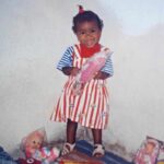 Lellê Instagram - Gente, e essa mini Lellê? Mudei nada, a essência é a mesma. Sempre sorridente, feliz e de uma bela feição hahahaha 😂 Que bom que consegui realizar alguns sonhos dessa criança linda que ainda existe em mim. Feliz dia das crianças pra geral 😍👶🏾 #DiaDasCrianças #lelle #minime