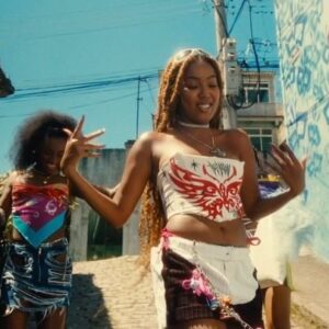 Lellê Instagram - Oi filha fala comigo 💅🏾

Lellê feat @djcabide 
Direção criativa: @luizfferr 
Direção: @filecfritas 
Direção de movimento e Coreografia: @94tago 
Elenco: @roberttlsantos @daraujos 
Beleza: @valesaig 
Styling: @brunoptl 
Selo e Imprensa: @ala.comunicacao 
Distruibuidora: @theorchardbr 
Manager: @talitamoraiis 
Produtora pessoal artística: @juhh.fonseca 
Realização: NB PRODUÇÕES e @tmusicbeart
