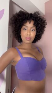 Lellê Instagram - Sempre que eu apareço com um cabelo diferente, vocês fazem várias perguntas. E a verdade é que eu amo mudar, mas é a primeira vez que eu tô vendo meu cabelo 100% natural e tô amando!! Então trouxe pra vocês um pouquinho dos cuidados que tô tendo pra deixar ele sempre lindo! Tô muito feliz com essa fase ❤️