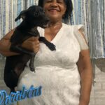 Lellê Instagram - Hoje é o dia da dona do meu coração! Amar profundamente outra mulher faz de mim uma mulher completa. Essa é a minha avó Maria José, hoje ela faz 70, e eu sempre brinco com ela que quem tem o nome dos pais de Jesus é incontestável Sou feliz e honrada em ser neta de uma pessoa tão forte e tão linda. Ela me ensinou tudo o que eu sei com amor, respeito, valores que jamais eu vou esquecer e que vou passar pros meus filhos É muito desafiador ser neta de uma líder espiritual e religiosa mas sou feliz em ter aprendido a viver a vida com a sabedoria, com o respeito absoluto com o mundo espiritual, o poder e soberania de uma mulher Feliz aniversário vó, obrigada por todo amor que a senhora da pra gente, pelo cuidado com a sua família, netos e bisnetos, pelo amor que a senhora tem por Deus e por ser única Gente, ela gosta muito de fazer comida pros meus amigos, então os amigos que gostam de comer, só marcar que ela vai adorar 😂💛 Te amo vozinha 👑