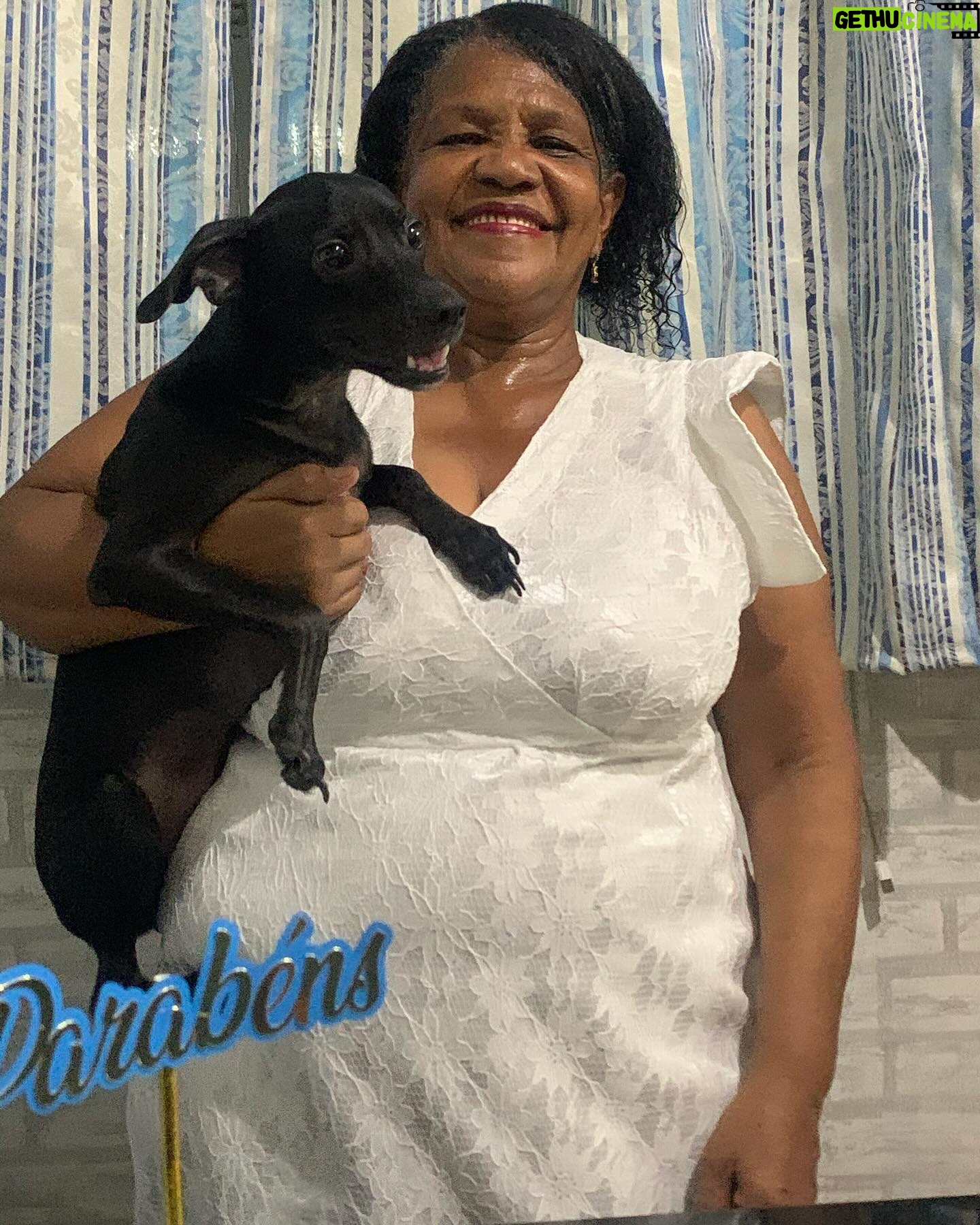 Lellê Instagram - Hoje é o dia da dona do meu coração! Amar profundamente outra mulher faz de mim uma mulher completa. Essa é a minha avó Maria José, hoje ela faz 70, e eu sempre brinco com ela que quem tem o nome dos pais de Jesus é incontestável Sou feliz e honrada em ser neta de uma pessoa tão forte e tão linda. Ela me ensinou tudo o que eu sei com amor, respeito, valores que jamais eu vou esquecer e que vou passar pros meus filhos É muito desafiador ser neta de uma líder espiritual e religiosa mas sou feliz em ter aprendido a viver a vida com a sabedoria, com o respeito absoluto com o mundo espiritual, o poder e soberania de uma mulher Feliz aniversário vó, obrigada por todo amor que a senhora da pra gente, pelo cuidado com a sua família, netos e bisnetos, pelo amor que a senhora tem por Deus e por ser única Gente, ela gosta muito de fazer comida pros meus amigos, então os amigos que gostam de comer, só marcar que ela vai adorar 😂💛 Te amo vozinha 👑