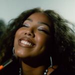 Lellê Instagram - Eu tô bem feliz, emocionada e aliviada. Meu primeiro EP solo, que tem um significado muito grande pra mim. Meu coração tá explodindo e eu espero que vocês gostem. Foi feito com paixão. Obrigada a todas as pessoas envolvidas nesse projeto que deram o seu melhor pra chegar nesse resultado. Obrigada meu Senhor por confiar em mim esse dom. TRI ÂNGULOS disponível em todas plataformas de música Hoje 12h sai o clipe 🔺
