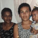 Lellê Instagram - Hoje é o dia da dona do meu coração! Amar profundamente outra mulher faz de mim uma mulher completa. Essa é a minha avó Maria José, hoje ela faz 70, e eu sempre brinco com ela que quem tem o nome dos pais de Jesus é incontestável Sou feliz e honrada em ser neta de uma pessoa tão forte e tão linda. Ela me ensinou tudo o que eu sei com amor, respeito, valores que jamais eu vou esquecer e que vou passar pros meus filhos É muito desafiador ser neta de uma líder espiritual e religiosa mas sou feliz em ter aprendido a viver a vida com a sabedoria, com o respeito absoluto com o mundo espiritual, o poder e soberania de uma mulher Feliz aniversário vó, obrigada por todo amor que a senhora da pra gente, pelo cuidado com a sua família, netos e bisnetos, pelo amor que a senhora tem por Deus e por ser única Gente, ela gosta muito de fazer comida pros meus amigos, então os amigos que gostam de comer, só marcar que ela vai adorar 😂💛 Te amo vozinha 👑
