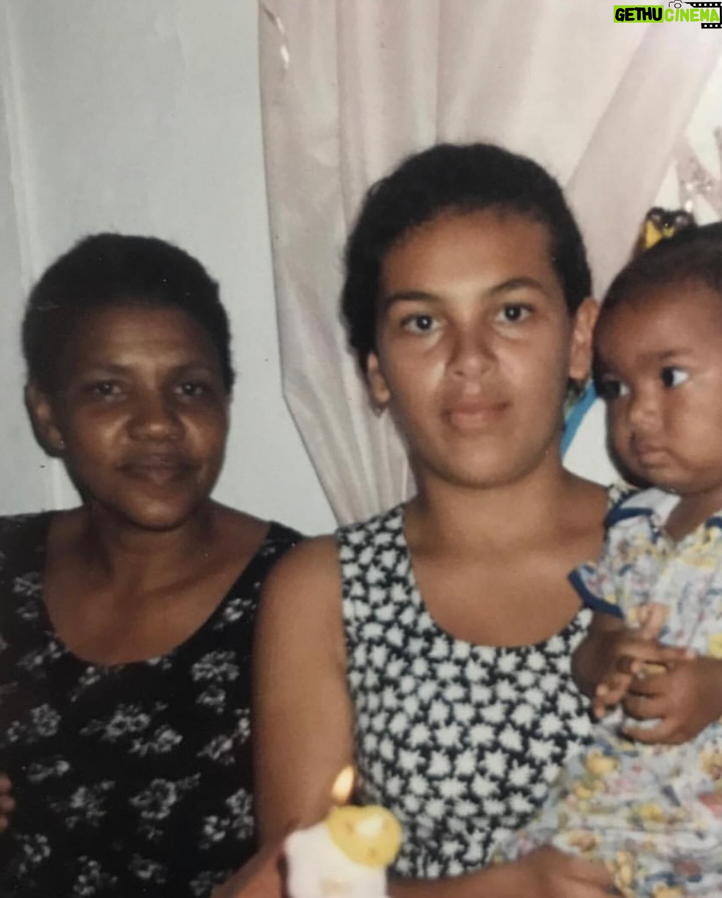 Lellê Instagram - Hoje é o dia da dona do meu coração! Amar profundamente outra mulher faz de mim uma mulher completa. Essa é a minha avó Maria José, hoje ela faz 70, e eu sempre brinco com ela que quem tem o nome dos pais de Jesus é incontestável Sou feliz e honrada em ser neta de uma pessoa tão forte e tão linda. Ela me ensinou tudo o que eu sei com amor, respeito, valores que jamais eu vou esquecer e que vou passar pros meus filhos É muito desafiador ser neta de uma líder espiritual e religiosa mas sou feliz em ter aprendido a viver a vida com a sabedoria, com o respeito absoluto com o mundo espiritual, o poder e soberania de uma mulher Feliz aniversário vó, obrigada por todo amor que a senhora da pra gente, pelo cuidado com a sua família, netos e bisnetos, pelo amor que a senhora tem por Deus e por ser única Gente, ela gosta muito de fazer comida pros meus amigos, então os amigos que gostam de comer, só marcar que ela vai adorar 😂💛 Te amo vozinha 👑