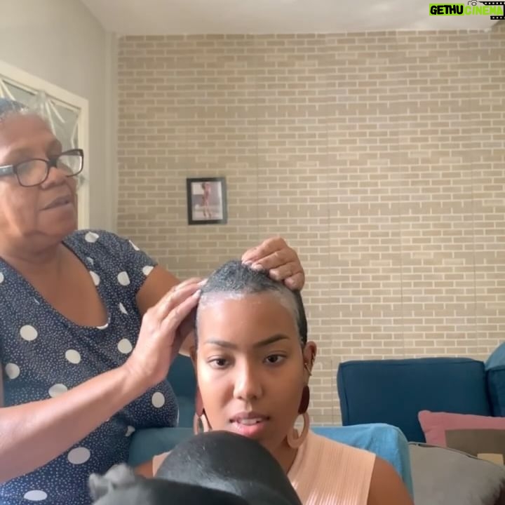 Lellê Instagram - Hoje é o dia da dona do meu coração! Amar profundamente outra mulher faz de mim uma mulher completa. Essa é a minha avó Maria José, hoje ela faz 70, e eu sempre brinco com ela que quem tem o nome dos pais de Jesus é incontestável Sou feliz e honrada em ser neta de uma pessoa tão forte e tão linda. Ela me ensinou tudo o que eu sei com amor, respeito, valores que jamais eu vou esquecer e que vou passar pros meus filhos É muito desafiador ser neta de uma líder espiritual e religiosa mas sou feliz em ter aprendido a viver a vida com a sabedoria, com o respeito absoluto com o mundo espiritual, o poder e soberania de uma mulher Feliz aniversário vó, obrigada por todo amor que a senhora da pra gente, pelo cuidado com a sua família, netos e bisnetos, pelo amor que a senhora tem por Deus e por ser única Gente, ela gosta muito de fazer comida pros meus amigos, então os amigos que gostam de comer, só marcar que ela vai adorar 😂💛 Te amo vozinha 👑
