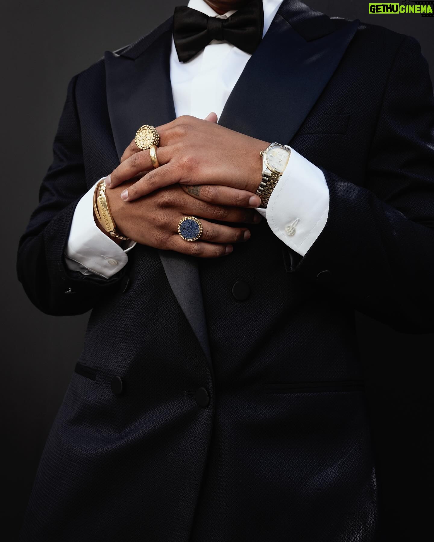 Lena Waithe Instagram - A suit is always a good idea. 📸 the incomparable @blaircaldwell Styled by: @jasonbolden Suit by : @reiss Jewelry by: @l_enchanteur & @shayanafshar Sunglasses by : @garrettleight Braids by: @hunnyybee_ Skincare by: @brandijandrews ♠️ #Oscars