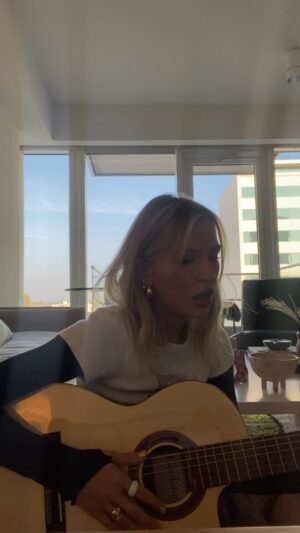 Lennon Stella Instagram - no surprises - radiohead 🐌