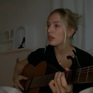 Lennon Stella Instagram - a little billy Joel before bed is always a good idea