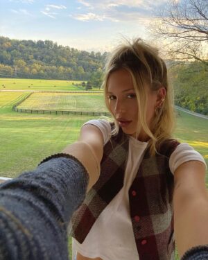 Lennon Stella Instagram - cute ass hay bales in the back