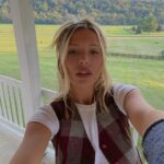 Lennon Stella Instagram - cute ass hay bales in the back