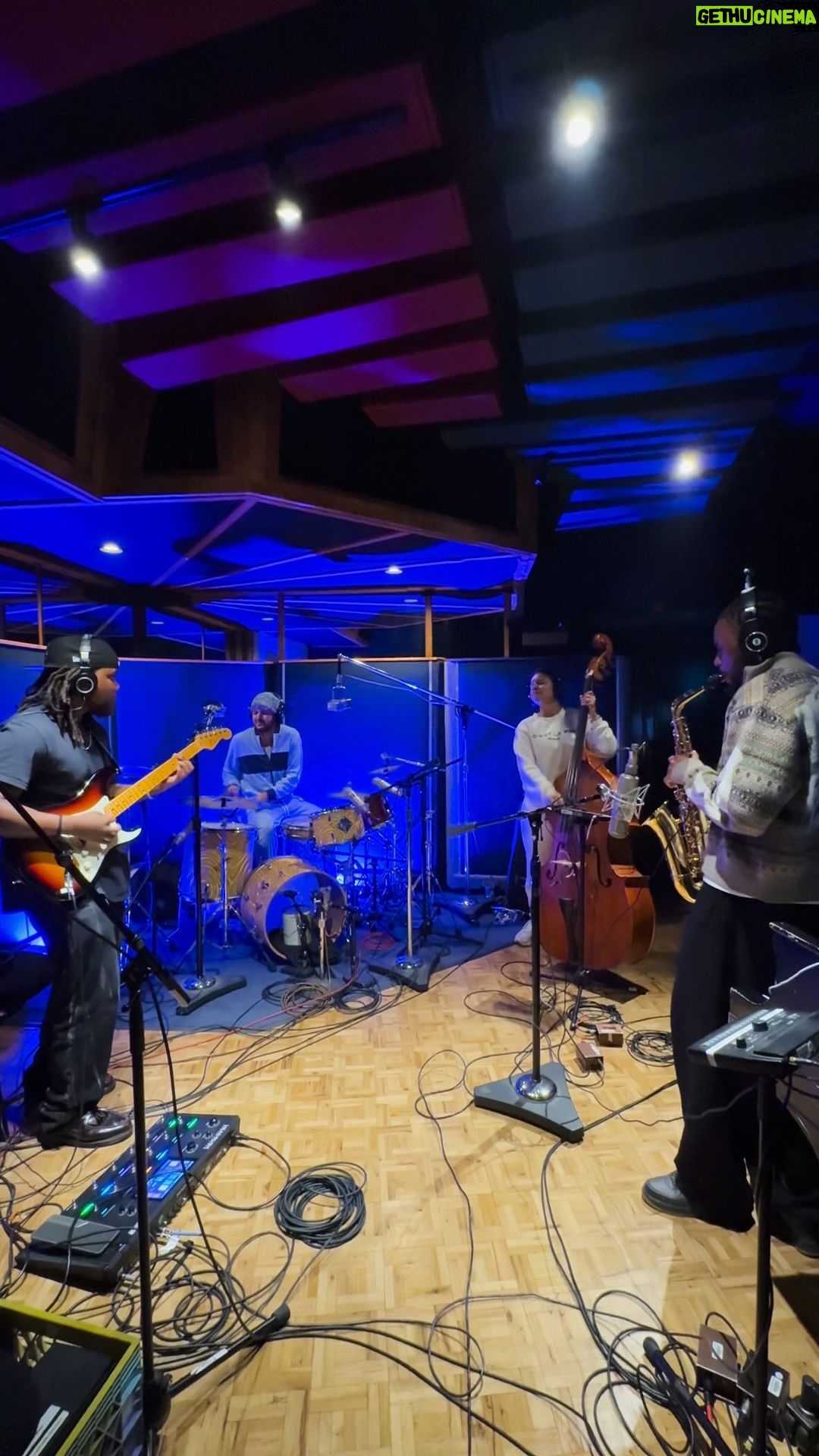 Leon G. Thomas III Instagram - Likkle dreamteam link up inna Santa Monica. @leonthomas @aneesastrings @vennagram @rorycashmere 🌌💙🖌️ The Village Recording Studio