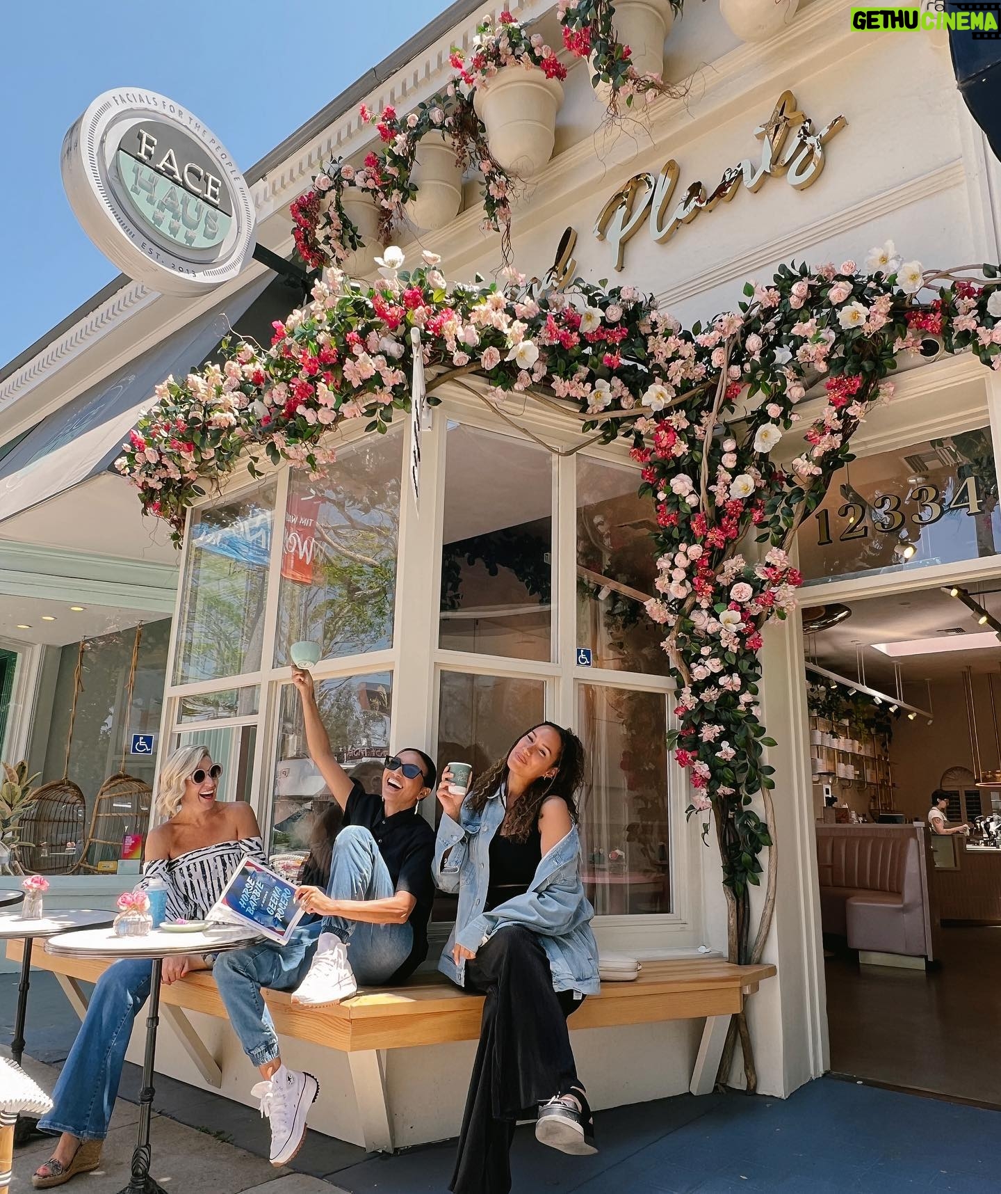 Leona Lewis Instagram - A little @coffeeandplantsla date with these beauties @shannondelaat @thejeanniemai 🦋