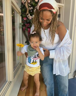 Leona Lewis Instagram - Chin up buttercup ☀️