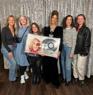 Leona Lewis Instagram - Best Christmas present ever! Double platinum ❤️ so special to be part of your Christmases 🙏🏽Thank you to this amazing @sonymusicuk team that I’m blessed to work with ✨