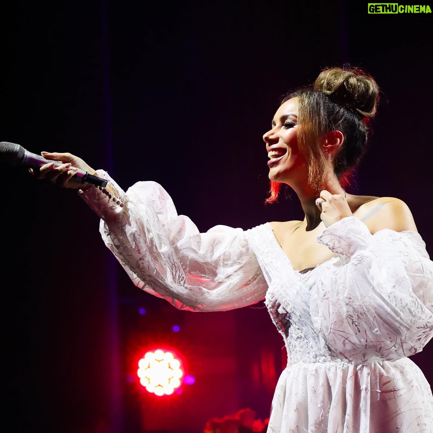 Leona Lewis Instagram - Had a magical night with everyone in London 🤍 so grateful to you all for being there 🙏🏽🎄