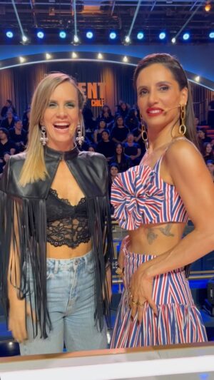 Leonor Varela Instagram - ¡LAS CHICAS SE UNIERON AL TREND! 🤩

👉🏼 Diana Boloco y Leonor Valera están listas para una nueva entrega de Got Talent, ¡donde las mejores destrezas y habilidades del país se hacen presente por las pantallas de Chilevisión!

#GotTalentCHV