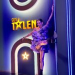 Leonor Varela Instagram - ESTRENO HOY 🪩⭐️✨ @gottalentchile a las 22:30 hrs por @chilevision 😎 Que alegría volver a estar cerca de Uds en la TV abierta, en este nuevo rol de jurado con estos tremendos compañeros de trabajo ❤️‍🔥 me he reído y he aprendido un montón!! Espero lo disfruten tanto como yo 🫶🏽 (📷 @crstnqtrl ) . . . We are finally on air TODAY with @gottalentchile 🪩⭐️✨ it's been a blast working with this amazing team in my new rol as a juror ❤️‍🔥 I've learned and laughed so much! Hope you enjoy it 🫶🏽