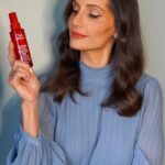 Leonor Varela Instagram - Para esos dias non stop o cuando tengo que salir a un evento, a una comida o simplemente no me quiero quedar en casa, la nueva línea de @wellaprochile es el top de mis secretos de belleza capilar. Si tienes el cabello dañado te dejo esta recomendación que te va a rescatar en 90 segundos: la línea de Wella #UltimateRepair #publicidad El pelo queda de peluquería y es realmente impactante ❤️🧖🏽‍♀️ ¿Cómo zafan ustedes cuando andan con poco tiempo y quieren también cuidar de su pelo? ¡L@s leo!