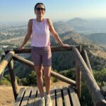 Leonor Varela Instagram - Subir el cerro, respirar aire libre...no hay mejor manera de terminar la semana! Como les gusta desconectarse a Uds? 💚 A long hike, some much needed fresh air is the best way to end a long work week for me! How do you like to unwind?